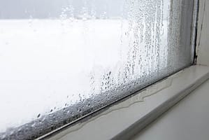 Humedad en casa por condensación afectando a ventanas y otros muebles