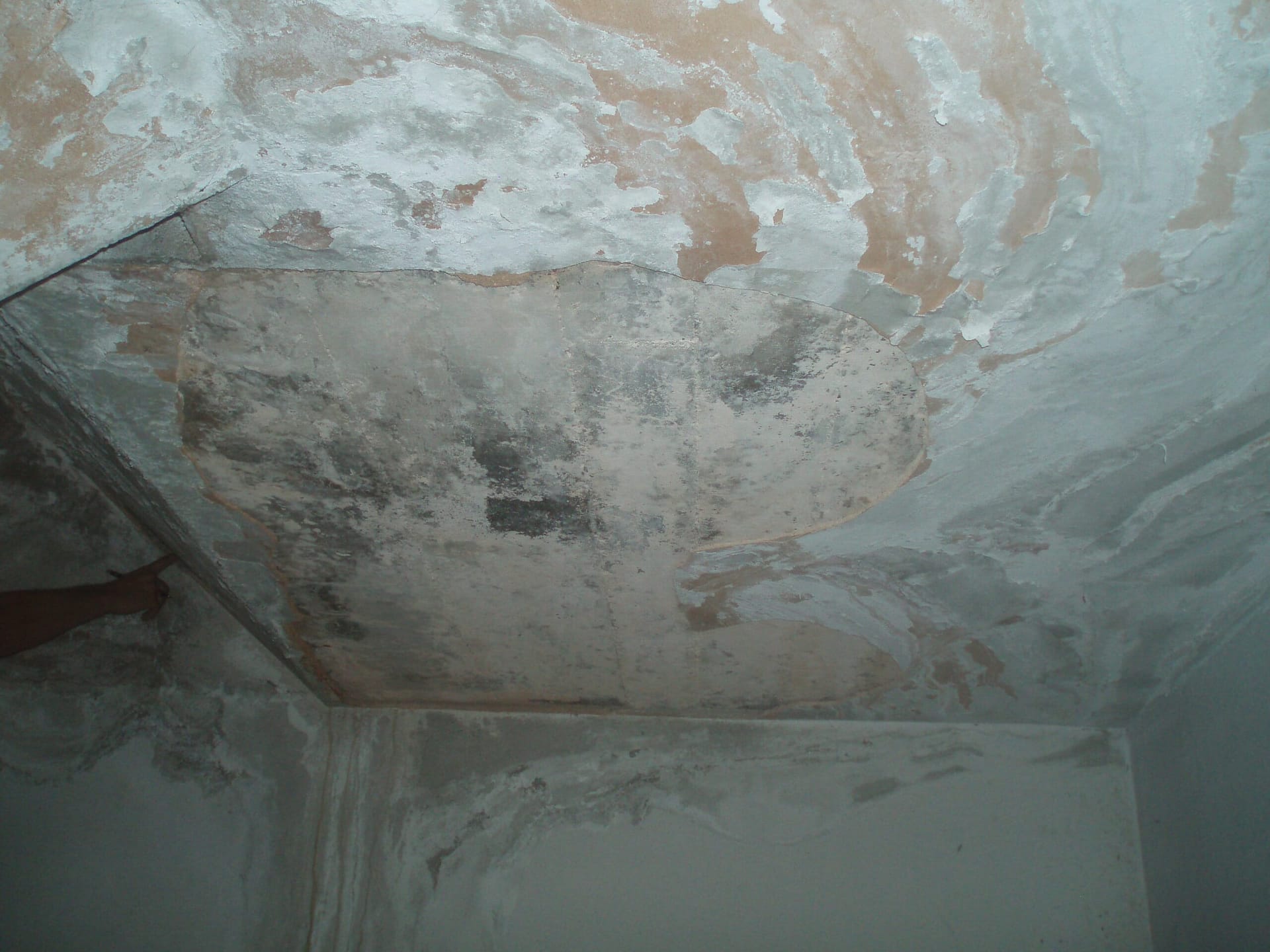 La humedad por filtración provoca daños en los enseres de la vivienda.